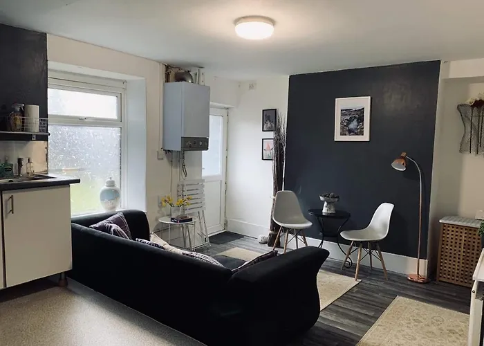Basement Flat, Carlton Tce